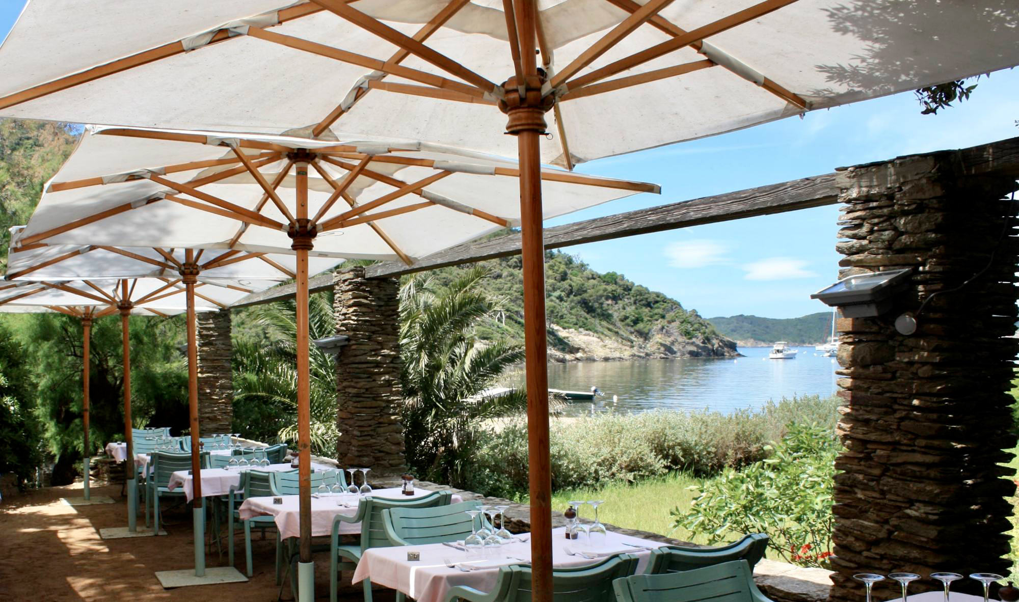 Terrasse du restaurant du Manoir avec parasols et vue sur la baie de Port-Cros