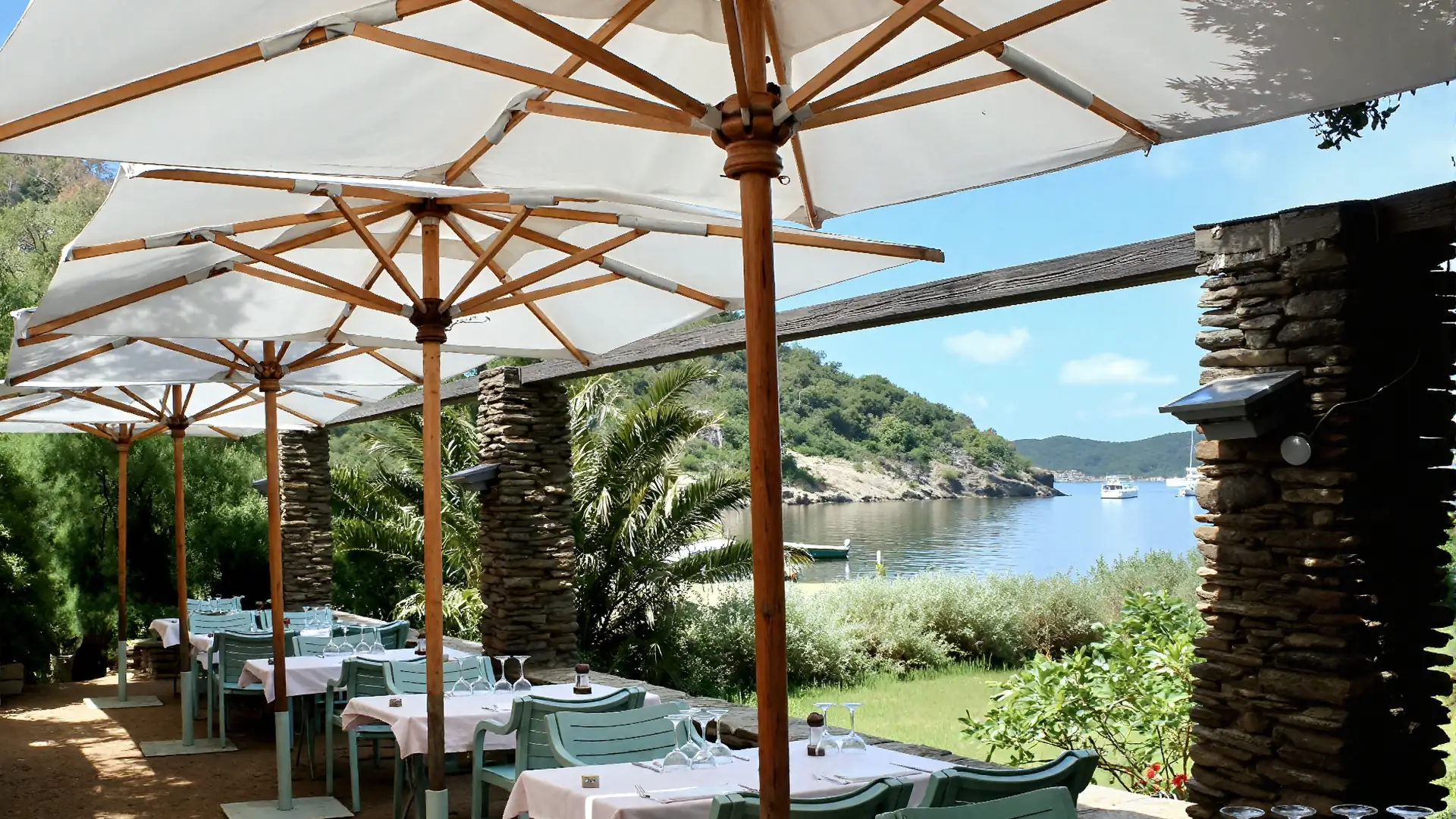 Terrasse du restaurant du Manoir avec parasols et vue sur la baie de Port-Cros